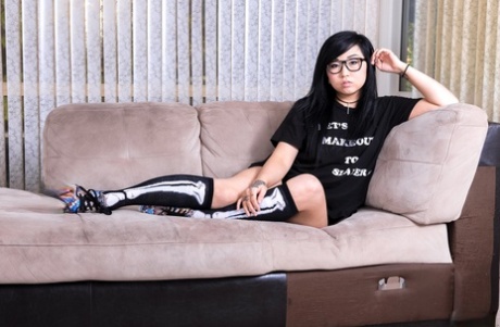 A babysitter asiática London Lanchester, de óculos, masturba-se sozinha no sofá