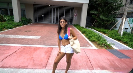 Den hotte Miami-babe Victoria Valencia bliver ordnet og ansigtsbehandlet i bilen