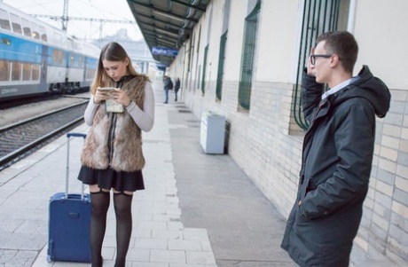 La touriste russe Selvaggia se déshabille par la fenêtre et montre sa chatte en gros plan.