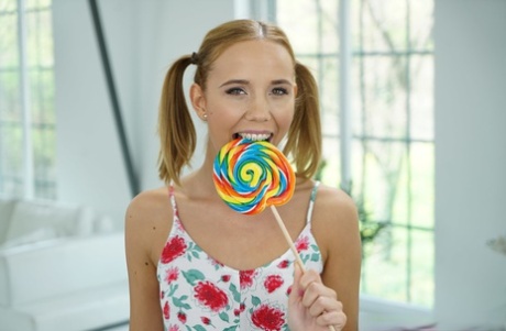 Petite teen Poppy Pleasure slikker på sin slikkepind, før hun bliver smadret