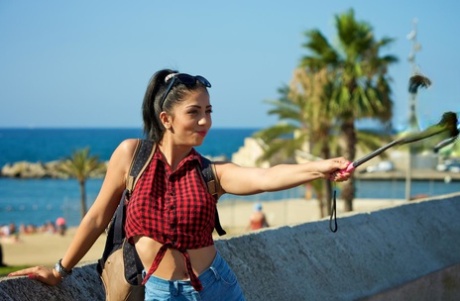 Mooie Latina Julia De Lucia geniet van een hete pick-up op vakantie