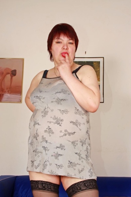 Mulher gorda com mamas descaídas abre os lábios labiais antes de foder