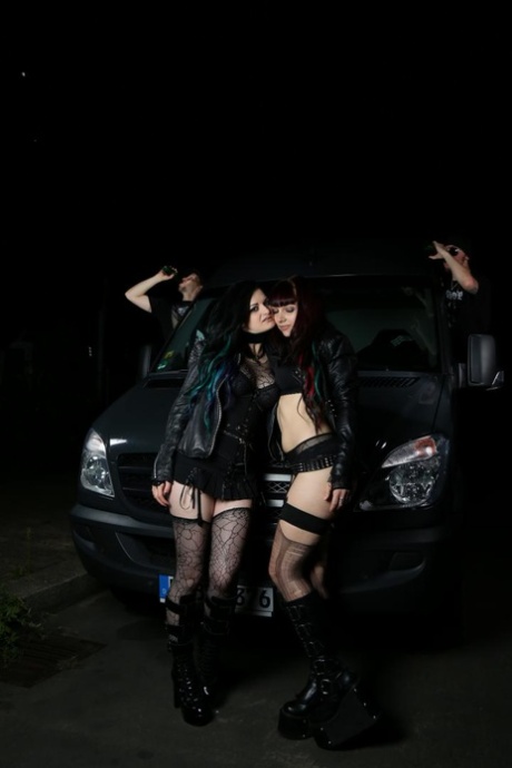 Sexy, hemningsløse goth-jentene Leah Obscure & Alissa Noir fingrer på bussen