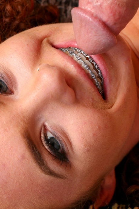 Den krøllete tenåringen Eli Luxx får tannreguleringene sprengt med sæd etter sofasex
