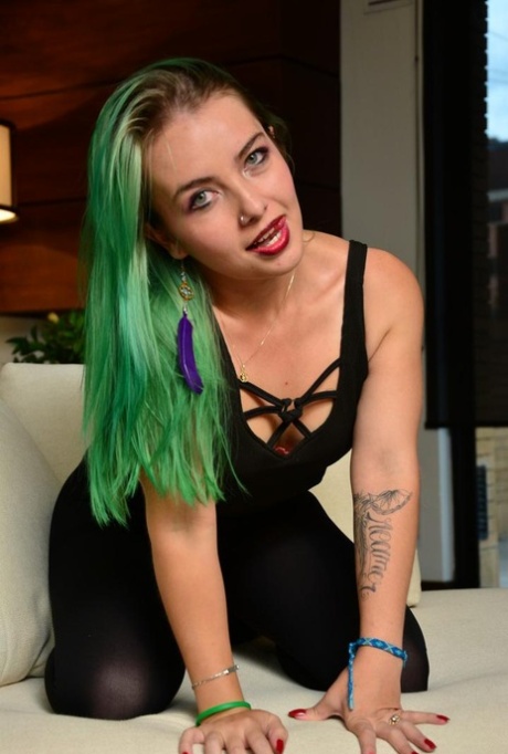 Adolescente de pelo verde y piercings con tanga en el culo colombiano