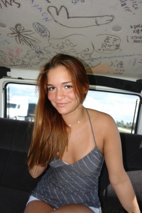 Klein Cubaans meisje kleedt zich uit en neukt op de achterbank van knalbus