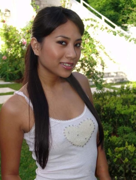 Schönes asiatisches Küken Nyomi Marcela gibt schönen Handjob und Boobjob im Freien