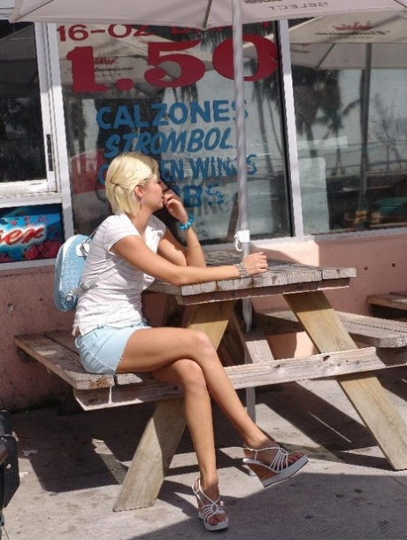 La blonde Nicole montre sa chatte rasée et ses seins naturels sur la banquette arrière.