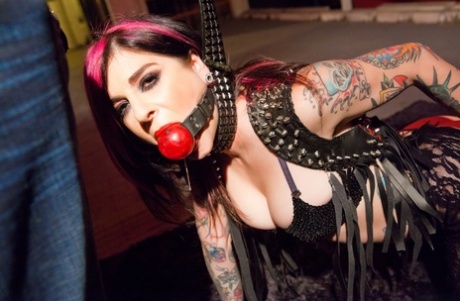 Joanna Angel, monddood gemaakt, laat haar bubbelbillen bewerken & haar gezicht afromen