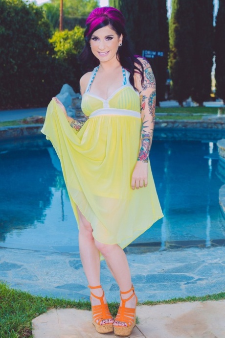 Tetona tatuada se quita el vestido amarillo y posa desnuda en la piscina