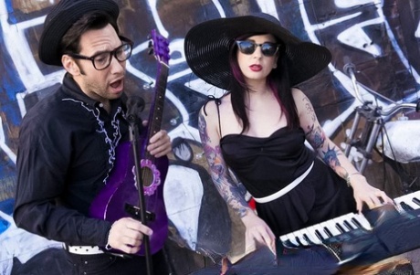 Band slet Joanna Angel pronkt met haar lekkere kont op het podium met haar keyboard