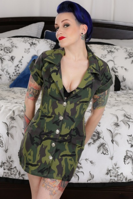 Army-jenta Rizzo Ford viser frem store, naturlige pupper og sexy, rund rumpe på gulvet.