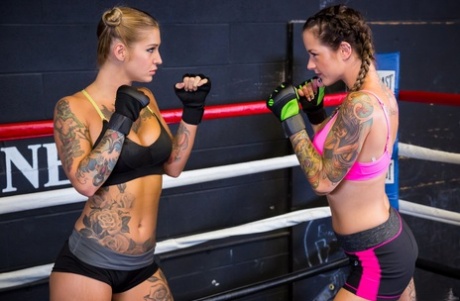 Des boxeuses lesbiennes minces se mettent à nu pour se faire lécher la chatte sur le ring