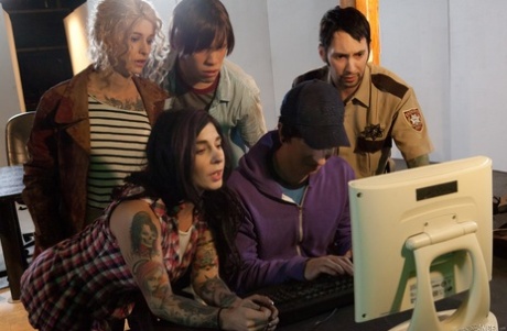 Tatuerade porrstjärnor skapar en Walking Dead-scen som gjorts som en XXX-parodi