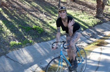 La splendida e formosa motociclista Aayla spalanca la bocca per un