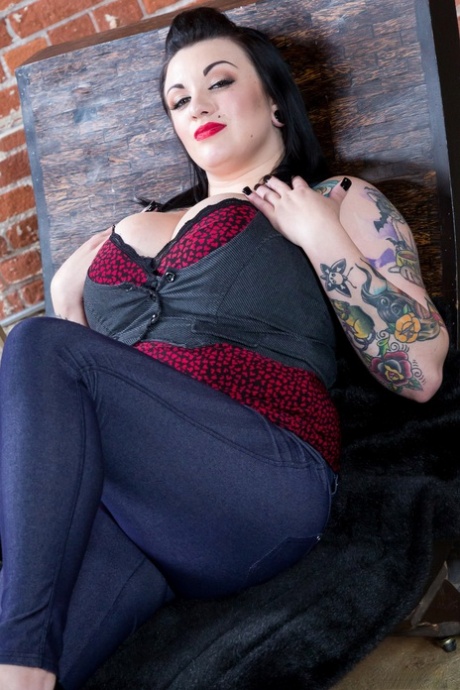 Hermosa chica punk fatty Scarlet LaVey pierde grandes tetas naturales para un baño de esperma