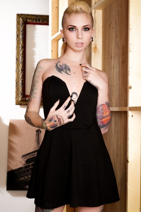 Classy tatted babe Sierra Cure sundá černé šaty a ukáže své tělo