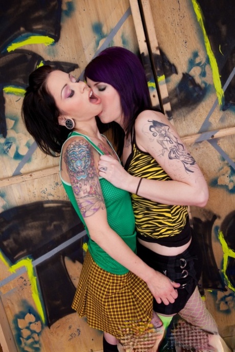 Stunning tattooed Ladie Lane toys hot inked Maven in her first lesbian scene