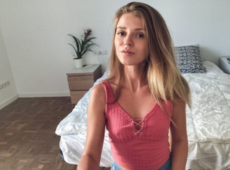 A spinner russa Kalisy usa um pau de selfie para tirar selfies nuas