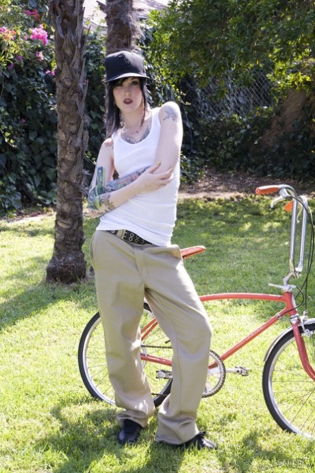 Boneca pálida tatuada com corpo sensual fica nua em público depois de andar de bicicleta