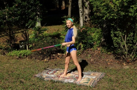 Drobná flexibilní teenagerka Kenzie Reeves cvičí jógu a masturbuje venku