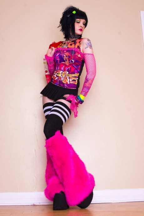 Rapariga punk colorida a posar com um fato de prostituta antes de revelar a sua rata apertada