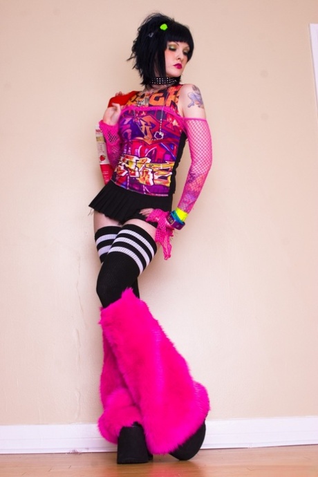 Ragazza punk colorata in posa con un vestito da troia prima di rivelare la sua figa stretta