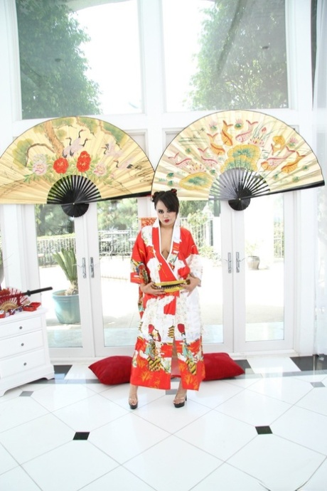 Горячая азиатка Энни Круз снимает одежду, демонстрируя пирсинг клитора