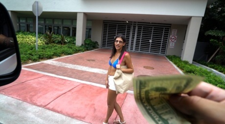 Victoria Valencia, une jeune femme cubaine, chevauche une bite avec un sombrero sur la tête.