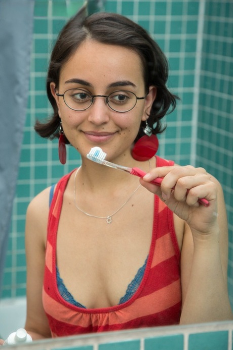 Busty nerdy slowakischen Yasmeena Fingersatz ihre Fotze während einer Dusche
