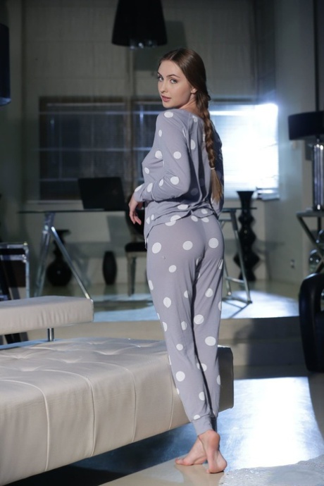Långa beniga Lena Reif skalar av sin pyjamas och får ansikts cumshot efter kukridning
