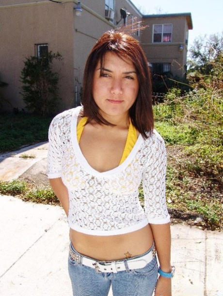 Cute Latina Mädchen Vivi bekommt ihre natürlichen Titten mit einer warmen Ladung gespritzt