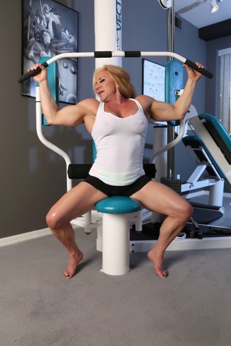 Muskulöse Frau mit großer Klitoris Wanda Moore zieht sich während des Trainings aus