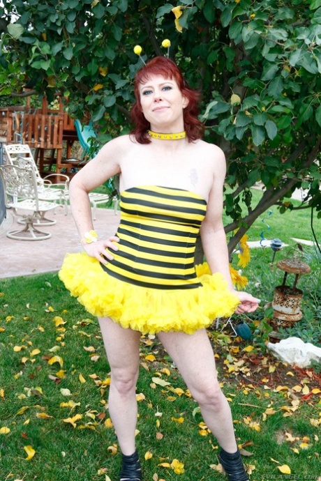 Moden bie Dirty Garden Girl sprer fitta og baken til side utendørs