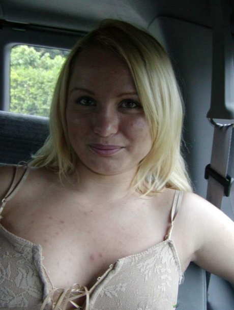 Mollig Blondine April exposes haar pierced nips en gets railed in de auto