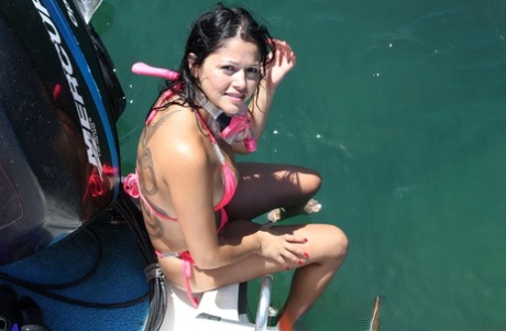 Hardcore dziwka Gina Jolie pyszni wielki duży tyłek w wodzie i dostaje lizanie cipki