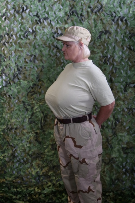 Abuelita militar Lacey Starr muestra sus grandes tetas y es embestida por un soldado