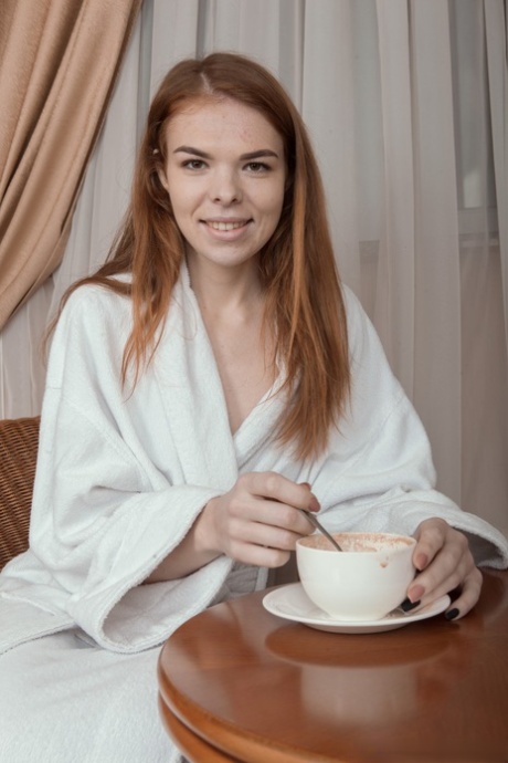 Den sexede rødhårede Ogil Basted tilfredsstiller sin lodne kusse, mens hun drikker morgenkaffe