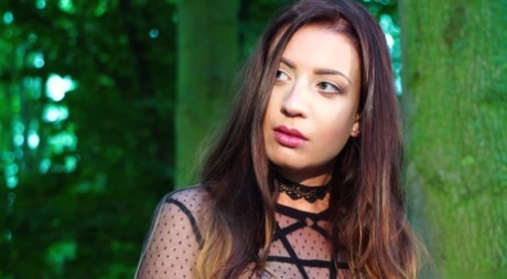 Brunetka Teressa Bizarre se nechá svázat a užívá si BDSM pohlavního styku