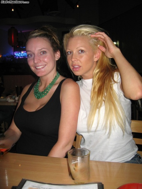 Sletterige blondine Chloe pikt een sexy lesbienne op aan de bar voor een heet badspel