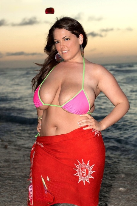 Velká žena s velkými přírodními prsy Taylor Steele se svléká na pláži