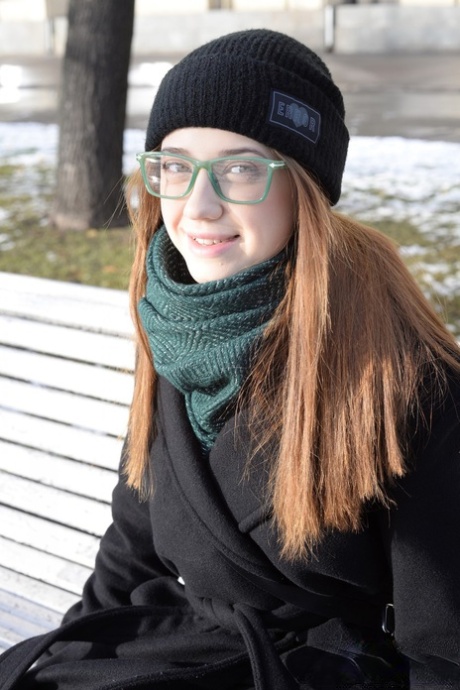 La brune à lunettes Alita Angel prend une grosse bite dans sa chatte sur un canapé.