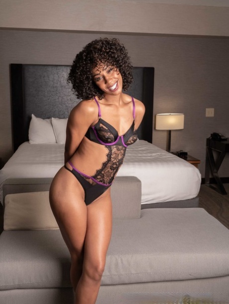 迷人的卷发乌木 Misty Stone 脱衣挑逗大屁股