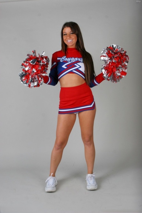 Une pom-pom girl blanche enlève son uniforme et sa culotte en coton pour poser nue.