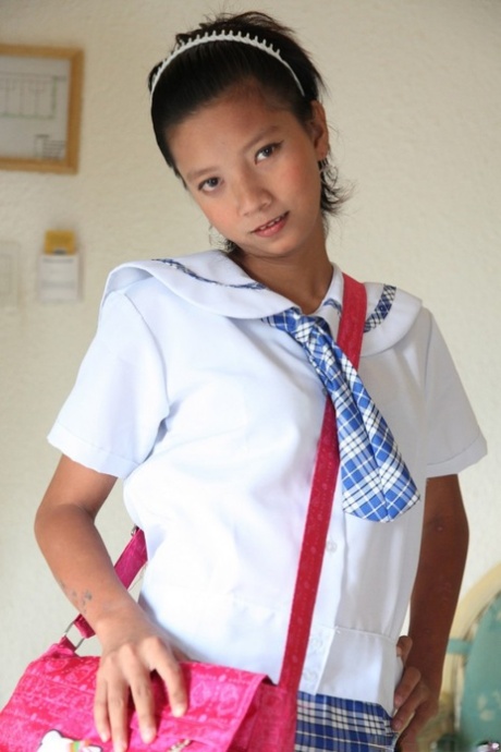 Маленькая филиппинская школьница Салли в униформе демонстрирует юбку с трусиками и киску подростка
