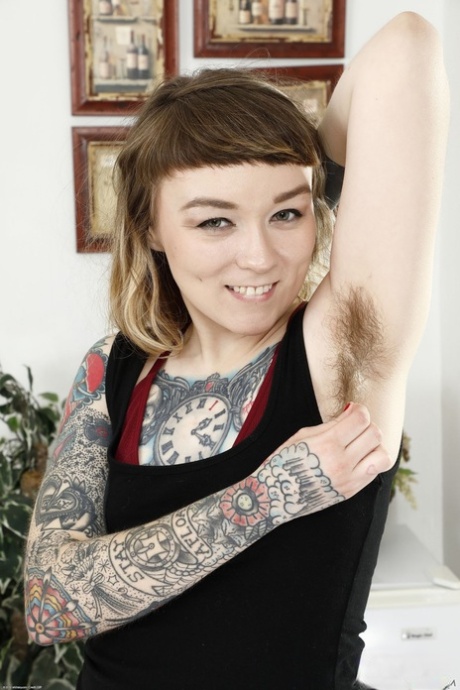 Den tungt tatoverte amatøren Felicia Fisher avslører sin hårete fitte og sitt hårete rumpehull.