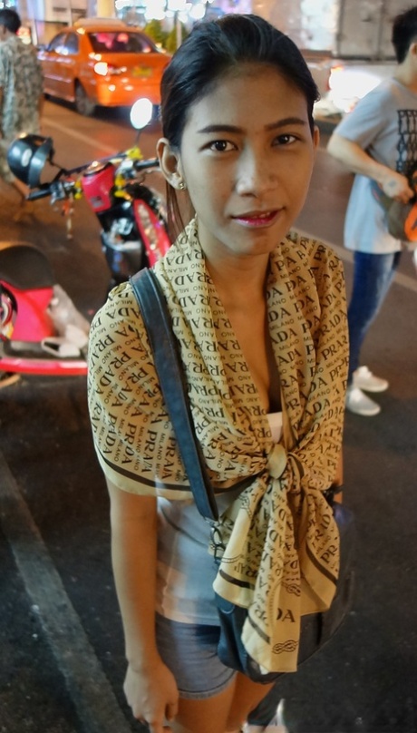 地元タイの美女ジェイがホテルでヌードになり、毛むくじゃらのアソコを見せる