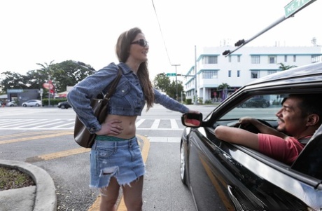 Adolescente Molly Jane se corre en sus tetas naturales después de follar apasionadamente