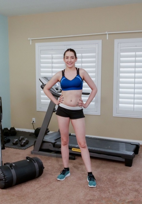 Den amerikanska fitnessbrunetten Kyra Rose tränar naken med rumpan bar