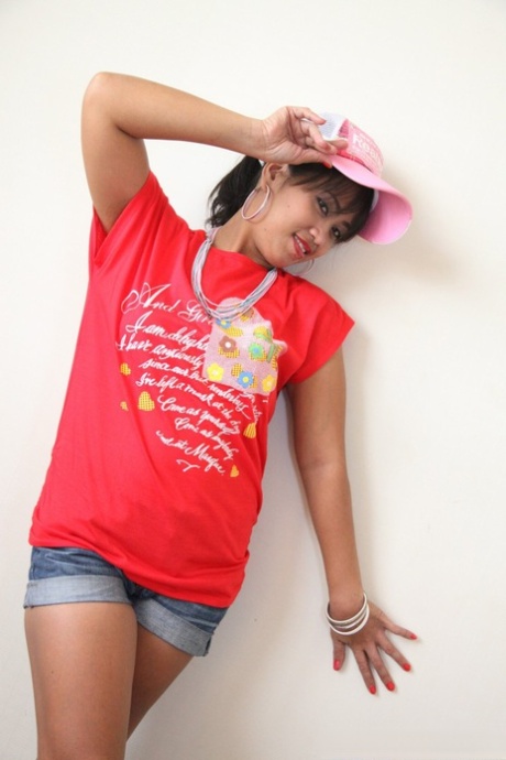 Sexet Filipina Charm afslører sin lækre kusse og poserer i en rød t-shirt